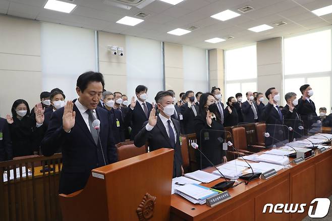 오세훈 서울시장과 관련 기관장들이 29일 서울 여의도 국회에서 열린 용산 이태원 참사 진상규명과 재발방지를 위한 국정조사특별위원회 전체회의에서 증인 선서를 하고 있다. 2022.12.29/뉴스1 ⓒ News1 허경 기자