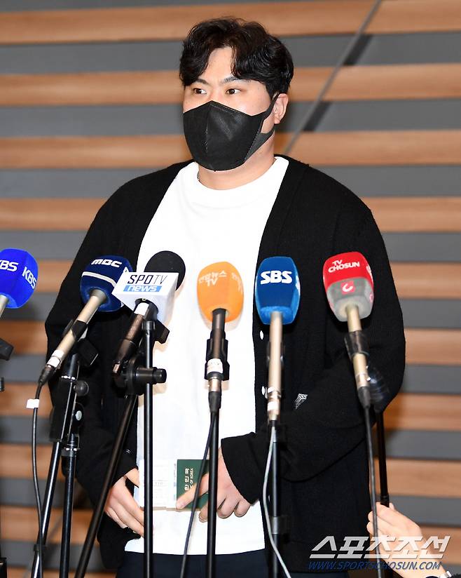 토론토 블루제이스 류현진이 29일 오전 인천국제공항을 통해 미국으로 출국했다. 류현진이 출국 전 인터뷰를 하고 있다. 인천공항=박재만 기자 pjm@sportschosun.com/2022.12.29/