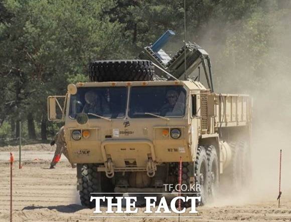 미국의 M136 볼케이노 대전차 지뢰 살포 체계를 탑재한 화물운반용 트럭 M977 'HEMTT' 트럭이 주행하고 있다. /타이완뉴스