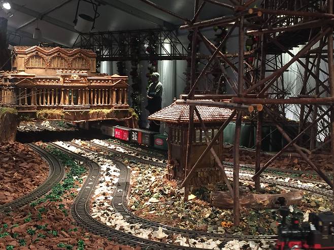 /박진배 제공 ‘뉴욕 식물원(New York Botanical Garden)’의 ‘연말 기차 쇼(Holiday Train Show)’. 기차 여행에 대한 향수와 함께 우리 마음을 이렇게 작은 사이즈로 만들어 동심으로 옮길 수 있다면, 이 공간들을 더 즐겁게 탐험할 수 있을 것이다.