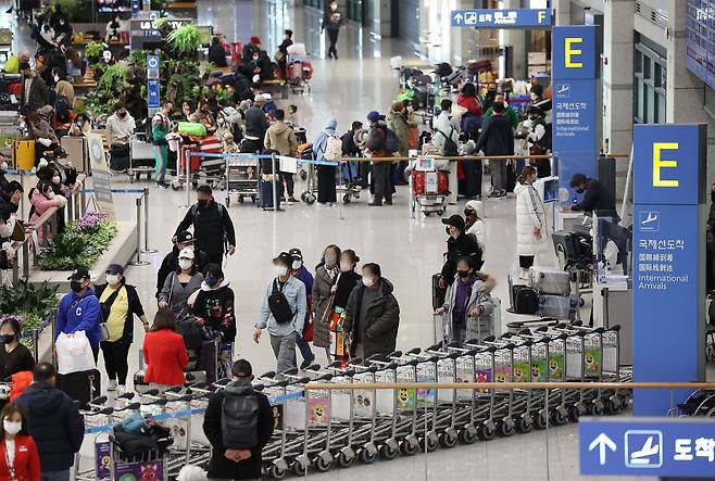 29일 오전 인천국제공항 제1터미널에서 이용객이 입국장으로 나오고 있다. /연합뉴스