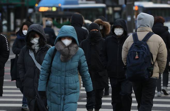 서울 광화문네거리에서 시민들이 출근길 발걸음을 옮기고 있다./뉴스1