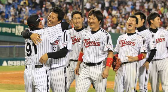 프로야구 LG 트윈스-두산 베어스 경기가 지난 2013년 10월 5일 오후 잠실야구장에서 열렸다. 두산을 꺽고 플레이오프에 직행한 LG 김기태 감독과 이병규등 선수들이 경기종료후 서로 포옹하며 자축하고있다. 잠실=정시종기자