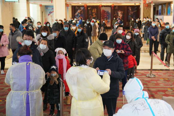 중국 허베이성 주민들이 코로나19 검사를 받기 위해 줄 서 있다.  [사진=뉴시스]
