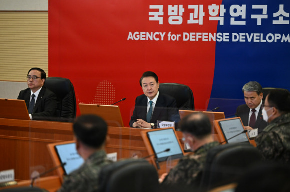 윤석열 대통령이 29일 대전 유성구 국방과학연구소를 방문해 최근 북한의 무인기 위협에 대한 우리 군의 감시, 정찰 요격 시스템을 포함한 국내 무기쳬개 개발 현황을 점검했다. [사진=대통령실]