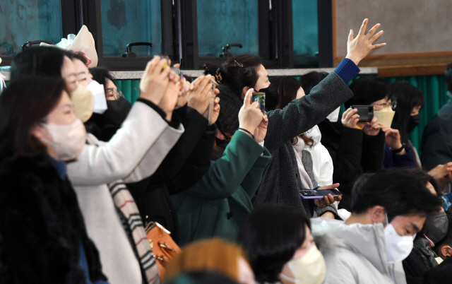 ▲ 도내 초중고등학교 졸업식이 시작된 가운데 29일 춘천교육대학부설초등학교에서 학부모들이 졸업식 장면을 사진과 영상을 담고 있다. 김정호