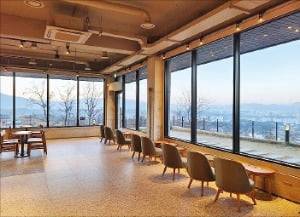 춘천 전경을 품은 스타벅스 춘천구봉산R점.