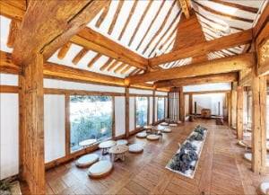 한옥의 미(美)를 살린 스타벅스 대구종로고택점.