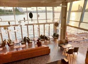 한강이 보이는 스타벅스 웨이브아트센터점.