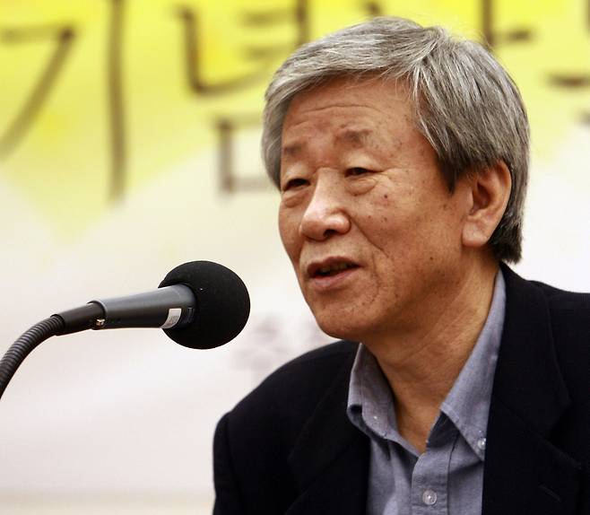 Cho Se-hui speaks at a gathering commemorating the 30th anniversary of the publication of his book "The Dwarf" at the Gwanghwamun Kyobo Building in Jongno-gu, central Seoul, in November 2008. (Yonhap)