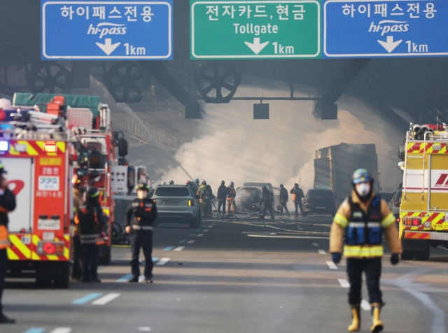 29일 오후 경기도 과천시 제2경인고속도로 과천지식정보타운 부근 방음터널 구간에서 화재가 발생해 소방관들이 분주하게 움직이고 있다. 연합뉴스