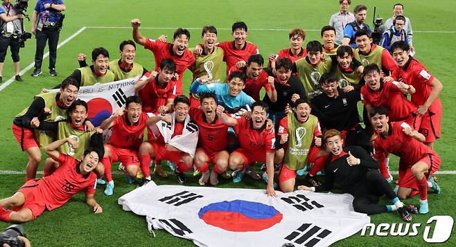 지난 2일 오후(현지시간) 카타르 알라이얀 에듀케이션 시티 스타디움에서 열린 2022 FIFA 카타르 월드컵 조별리그 H조 3차전 대한민국과 포르투갈의 경기에서 2대 1로 승리해 16강 진출을 확정한 대한민국 선수들이 환호하고 있다. /사진=뉴스1