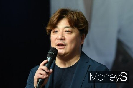 방송인 윤정수가 박수홍과의 불화설, 채무설에 대해 직접 해명했다. 사진은 지난 2019년 5월 서울 강남구 청담동 일지아트홀에서 열린 노지훈의 싱글앨범 '손가락 하트' 쇼케이스 무대에 올라 사회를 본 방송인 윤정수. /사진=장동규 기자