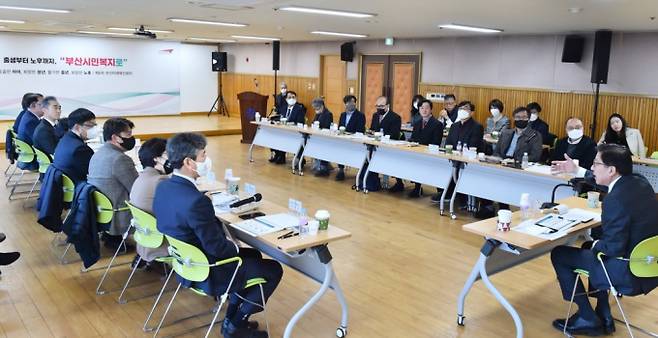 부산시는 29일 오전 부산시 노인종합복지관에서 열린 제6차 부산미래혁신회의에서 '다시 태어나도 살고 싶은 부산형 복지 패러다임'을 제시했다./사진=부산시