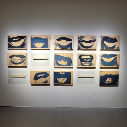 마틴 마르지엘라, 립 싱크, 롯데뮤지엄 전시전경. 청각장애인 교육용 비디오에서 이미지를 차용했다. [헤럴드 DB]