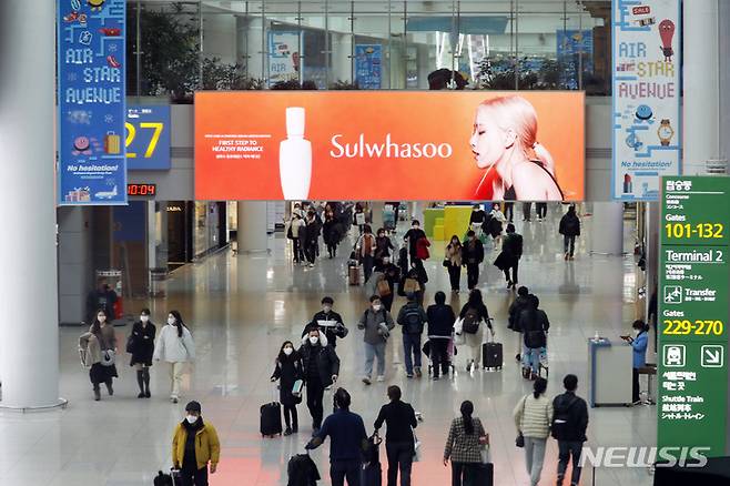 [인천공항=뉴시스] 최동준 기자 = 각국의 코로나 봉쇄 조치 완화와 관광 재개에도 면세점 매출 부진이 이어지고 있다. 2019년 25조 원이던 면세점 매출액은 지난해 17조 원으로 줄었다. 사진은 22일 인천국제공항 면세점 모습. 2022.12.22. photocdj@newsis.com