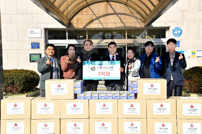 아이윤안과는 29일 울산 중구청 구청장실을 찾아 1억 원 상당의 눈영양제 1천개를 기탁했다. 중구처 제공