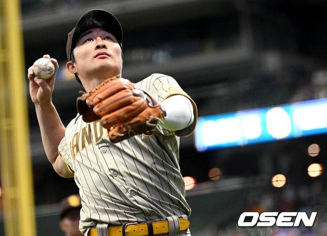 [OSEN=밀워키(미국 위스콘신주), 최규한 기자]8회말 수비를 마친 샌디에이고 유격수 김하성이 더그아웃으로 향하며 팬들에게 공을 던져주고 있다. 2022.06.05 / dreamer@osen.co.kr