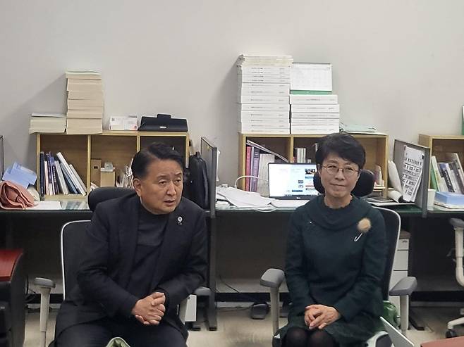 김영환 지사와 함께 기자실을 찾은 허은영 신임 이사장(오른쪽) [충북도 제공. 재판매 및 DB 금지]