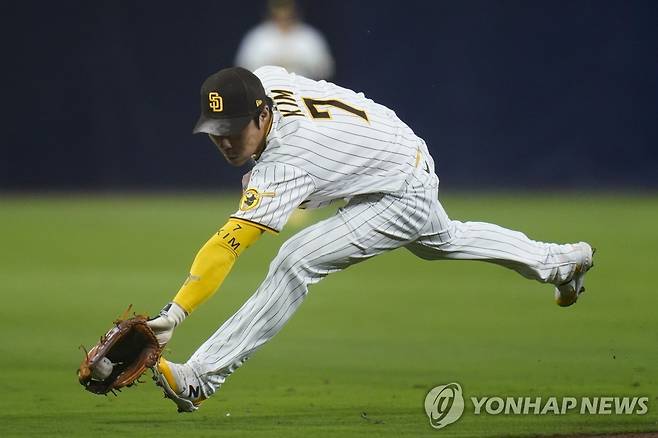 땅볼 수비하는 김하성 [AP=연합뉴스]