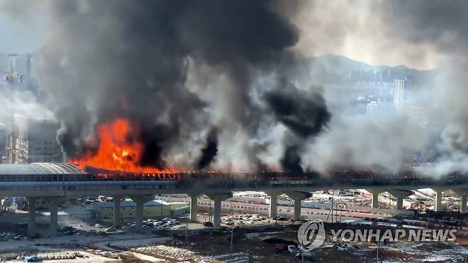 과천 제2경인고속도로 큰 불 (과천=연합뉴스) 29일 오후 1시 50분께 경기도 과천시 제2경인고속도로 북의왕IC 부근 방음터널 구간에서 화재가 발생해 불길과 연기가 치솟고 있다. 2022.12.29 [독자 제공. 재판매 및 DB 금지] stop@yna.co.kr