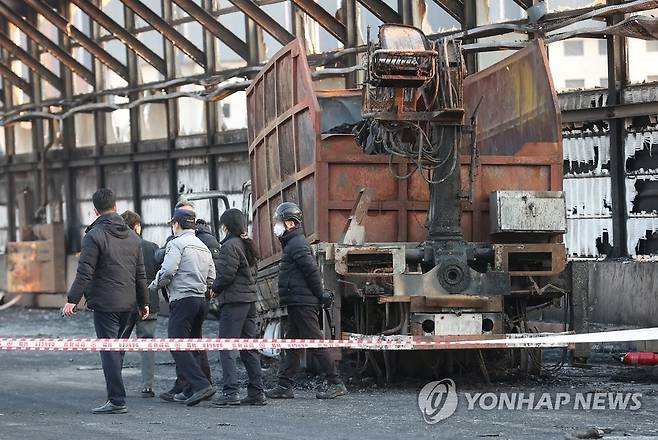 과천 제2경인고속도로 화재 현장 (과천=연합뉴스) 신현우 기자 = 29일 오후 화재가 발생한 경기도 과천시 과천지식정보타운 인근 제2경인고속도로 갈현고가교에 처음 화재가 발생한 트럭이 불에 타 세워져 있다. 이날 화재로 5명이 숨지고 37명이 다쳤다. 2022.12.29 nowwego@yna.co.kr