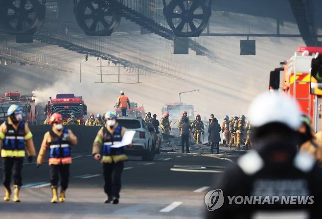 과천 방음터널 화재 진화작업 (과천=연합뉴스) 홍기원 기자 = 29일 오후 경기도 과천시 제2경인고속도로 과천지식정보타운 부근 방음터널 구간에서 화재가 발생해 소방관들이 분주하게 움직이고 있다. 2022.12.29 xanadu@yna.co.kr