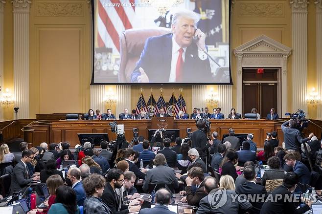 美 하원 특위 스크린에 비친 트럼프 전 대통령 [AP 연합뉴스 자료사진. 재판매 및 DB 금지]