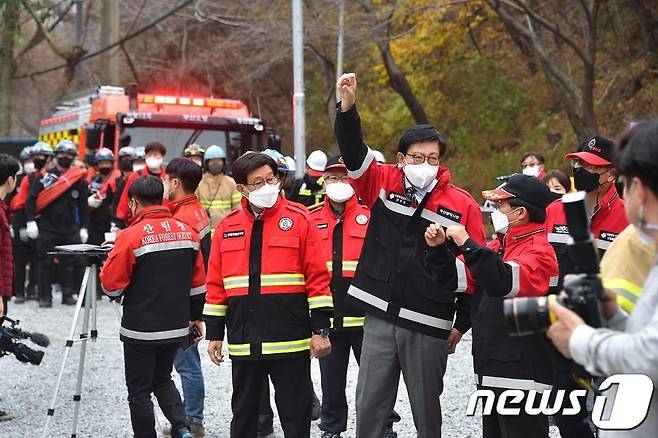 박형준 부산시장이 산불진화 합동훈련에 참여해 현장을 점검하고 있다.2022.11.22(부산시 제공)