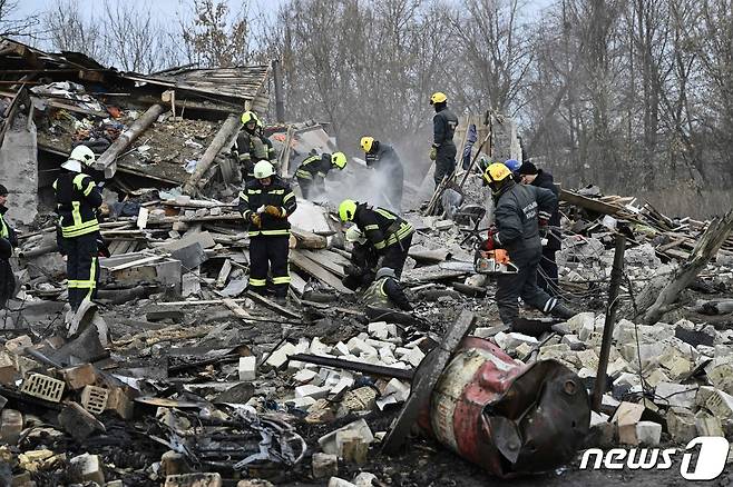 29일(현지시간) 우크라이나 키이우에서 러시아 군의 미사일 포격을 받아 산산조각이 난 주택이 보인다. ⓒ AFP=뉴스1 ⓒ News1 우동명 기자