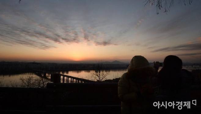 31일 서울 마포구 노을공원에서 바라본 서쪽 하늘로 2018년 무술년 마지막 해가 저물고 있습니다. 어느 때보다도 다사다난하고 힘들었지만, 훌훌 털어버리고 행복했던 순간만 기억하며 한해 마무리하길 바랍니다./김현민 기자 kimhyun81@