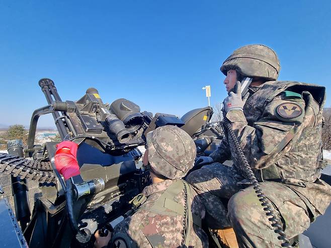 합동참모본부가 29일 경기도 양평군 가납리 일대에서 지상작전사령부와 각 군단, 공군작전사령부, 육군항공사령부 등이 참가한 가운데 북 무인기 대응 및 격멸훈련을 실시했다. 사진은 20㎜ 벌컨포를 운용하는 장병들. /합참