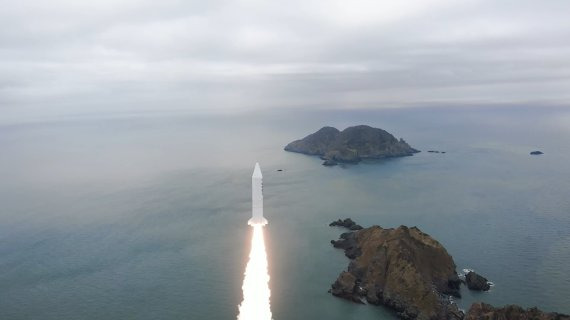 순수 우리 기술로 개발한 '고체 추진 우주발사체'의 첫 시험발사가 성공했다. 지난 3월 국방부가 공개한 고체 추진 우주발사체 발사 순간 모습. 사진=국방부 제공