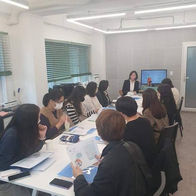 데카르트수학책방에서 작가 특강이 펼쳐지고 있는 모습.