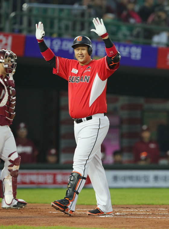 2017 타이어뱅크 kbo 리그 프로야구 롯데 자이언츠- 넥센 히어로즈전이 지난 2017년 4월 4일 부산사직구장에서 진행됐다. 롯데 이대호가 1회말 1사 2루때 좌익수 뒤로 투런포를 터트리고 환호하고 있다.사직=양광삼 기자