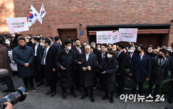 신년 특별사면으로 사면·복권된 이명박 전 대통령이 30일 오후 서울 강남구 논현동 자택에 도착해 대국민 메시지를 발표하고 있다. [사진=김성진 기자]