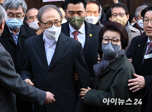 신년 특별사면으로 사면·복권된 이명박 전 대통령이 30일 오후 서울 강남구 논현동 자택에 도착해 대국민 메시지를 발표하기 위해 김윤옥 여사와 이동하고 있다. [사진=김성진 기자]