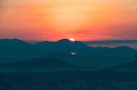 아차산에서 본 일출 순간. 고구려정, 해맞이 광장, 보루군 일대 모두 이름난 일출 포인트다. 중앙포토, 광진구청