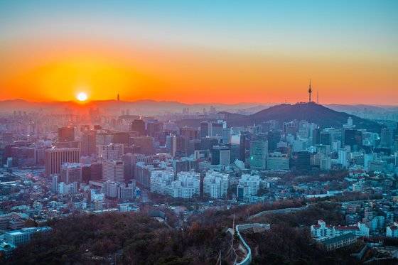 인왕산 범바위에서 바라본 일출, 정상 아래 범바위에서도 서울 도심과 어우러진 멋진 일출을 감상할 수 있다. 사진 서울관광재단