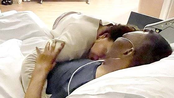 대장암 투병 중인 ‘브라질 축구황제’ 펠레. 그의 딸인 켈리 나시멘투가 24일 소셜미디어에 병상에 누운 펠레를 끌어안고 있는 사진을 올렸다. 켈리 나시멘투 소셜미디어