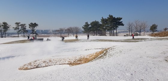 수도권의 한 골프장에서 쌓인 눈을 치우고 있다.