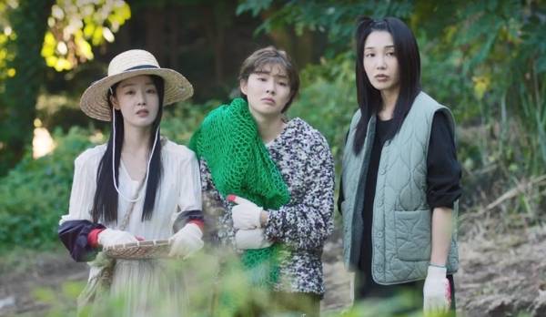 티빙 드라마 ‘술꾼도시여자들2’(술도녀)에서 주인공인 한선화, 이선빈, 정은지(왼쪽부터)가 연기를 하고 있는 모습. 시즌1이 제목 그대로 도시 술꾼의 술자리를 위주로 진행됐다면 시즌2는 이들이 살아가는 모습과 가족의 이야기를 담았다. 티빙 제공