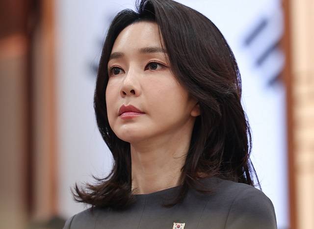 윤석열 대통령 부인 김건희 여사가 지난달 18일 서울 용산 대통령실 청사에서 열린 페드로 산체스 스페인 총리를 위한 공식오찬에 참석해 있다.연합뉴스
