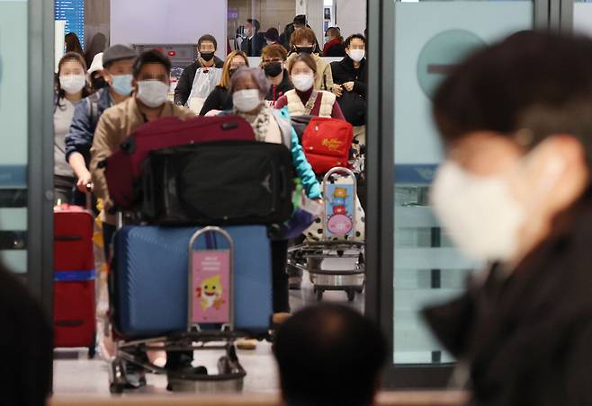 30일 오전 인천공항 입국장에서 중국 관광객들이 빠져나오고 있다. 이날 정부는 다음달부터 중국발 입국자에 대해 코로나19 검사를 의무화한다는 내용의 방역 강화 방안을 발표했다. 【연합뉴스】