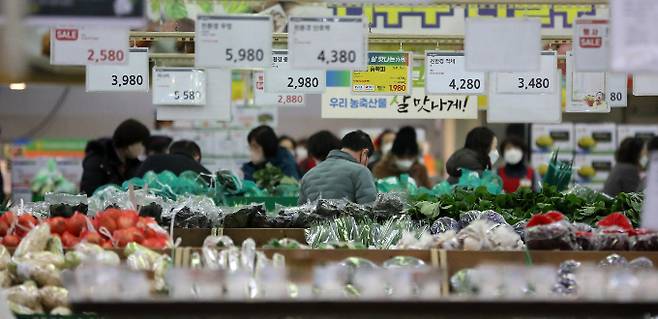 2022년 식품 가격 인상이 두드러졌다. 사진은 서울 시내 대형마트에서 장을 보는 시민들./사진=뉴스1