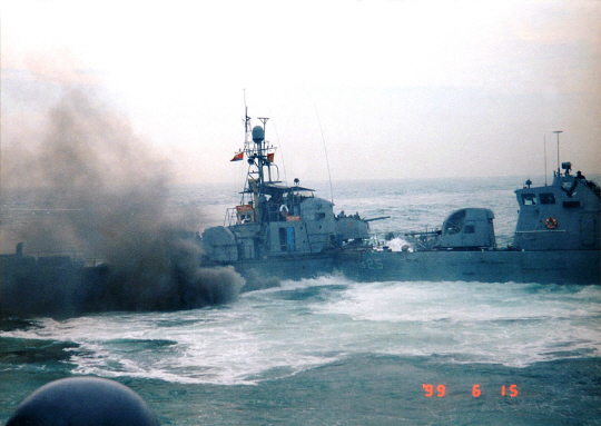 1999년 6월15일 제1연평해전에서 대응 작전 중인 참수리 325호정. 30일 퇴역식을 가졌다. 해군 제공
