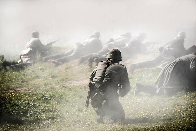 “독일은 또 다른 화학물질에서도 선두를 달렸다. 메르크, 베링거, 크놀 기업은 세계 코카인 시장의 80퍼센트를 장악했다. (…)신생 공화국 독일은 인간의 정신을 변화시키고 환각에 빠트리는 중독성 물질에 빠져 허우적거렸을 뿐 아니라 헤로인과 코카인을 사방으로 퍼뜨리는 글로벌 딜러로 부상했다.”(‘마약중독과 전쟁의 시대’에서)