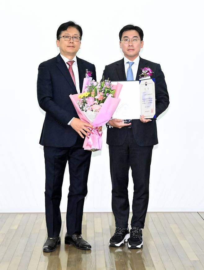 ‘2022 헤럴드 일자리 대상’ 시상식이 지난 29일 오후 서울 중구 대한상공회의소에서 성황리에 개최됐다. 스타트업 최우수상은 IMS모빌리티가 수상했다. 이병권(왼쪽) 서울지방중소벤처기업청장과 조영탁 IMS모빌리티 대표가 기념촬영을 하고 있다. 임세준 기자.