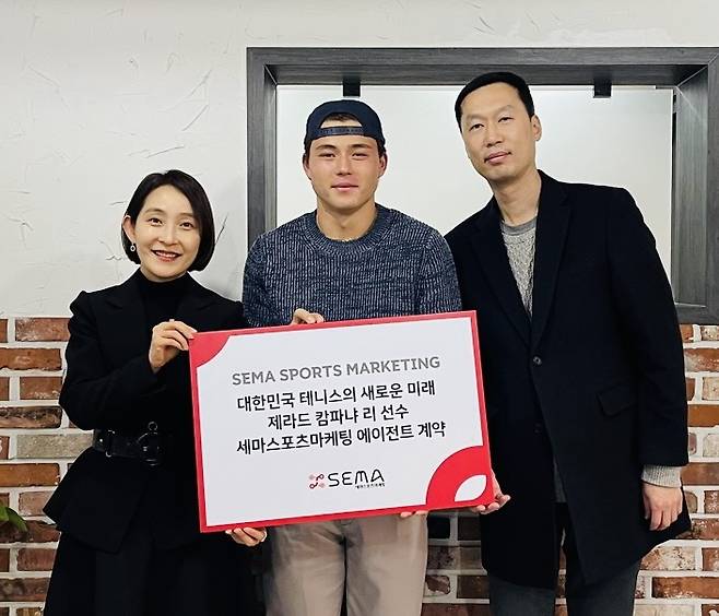 [서울=뉴시스] 세마스포츠마케팅과 에이전트 계약을 맺은 제라드 캄파냐 리. 사진 왼쪽부터 홍미영 세마스포츠마케팅 전무, 캄파냐 리, 오승언 세마스포츠마케팅 부장. (사진 = 세마스포츠마케팅 제공) *재판매 및 DB 금지