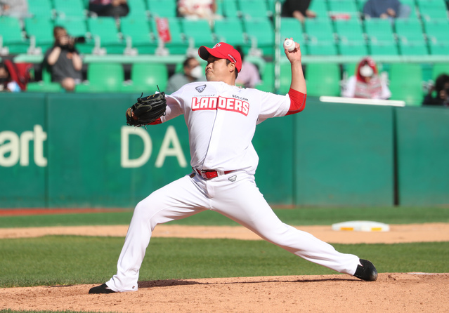 [인천=뉴시스]고승민 기자 = 4일 인천SSG랜더스필드에서 열린 2021 KBO 리그 롯데 자이언츠 대 SSG 랜더스 경기, 7회초 롯데 공격 교체 등판한 SSG 투수 김태훈이 역투하고 있다. 2021.04.04. kkssmm99@newsis.com